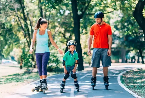 اسکیت کودک همراه والدین