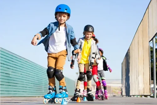 کودکان در حال اسکیت گروهی